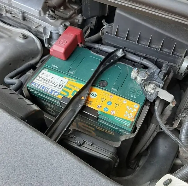 Pemasangan aki GS Battery pada mobil pelanggan